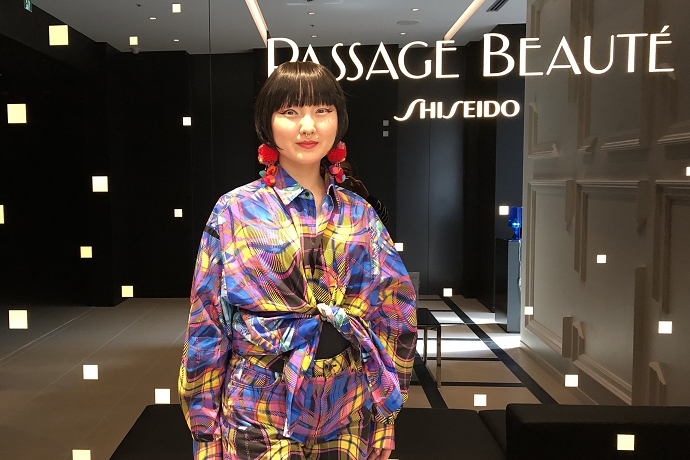 Yoshiko Jinguji offered a medical wig, "Wig+," cutting service for model Karen who has alopecia totalis.