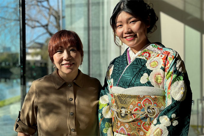 Yumiko Kamada does hair and makeup for professional golfer  Kokona Sakurai dressed in kimono