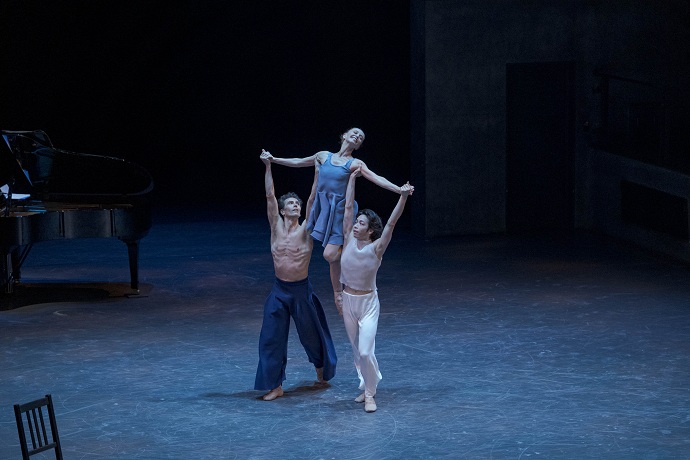 Hair and makeup for the ballet “EOL” handled by Shiseido Hair & Makeup Artists