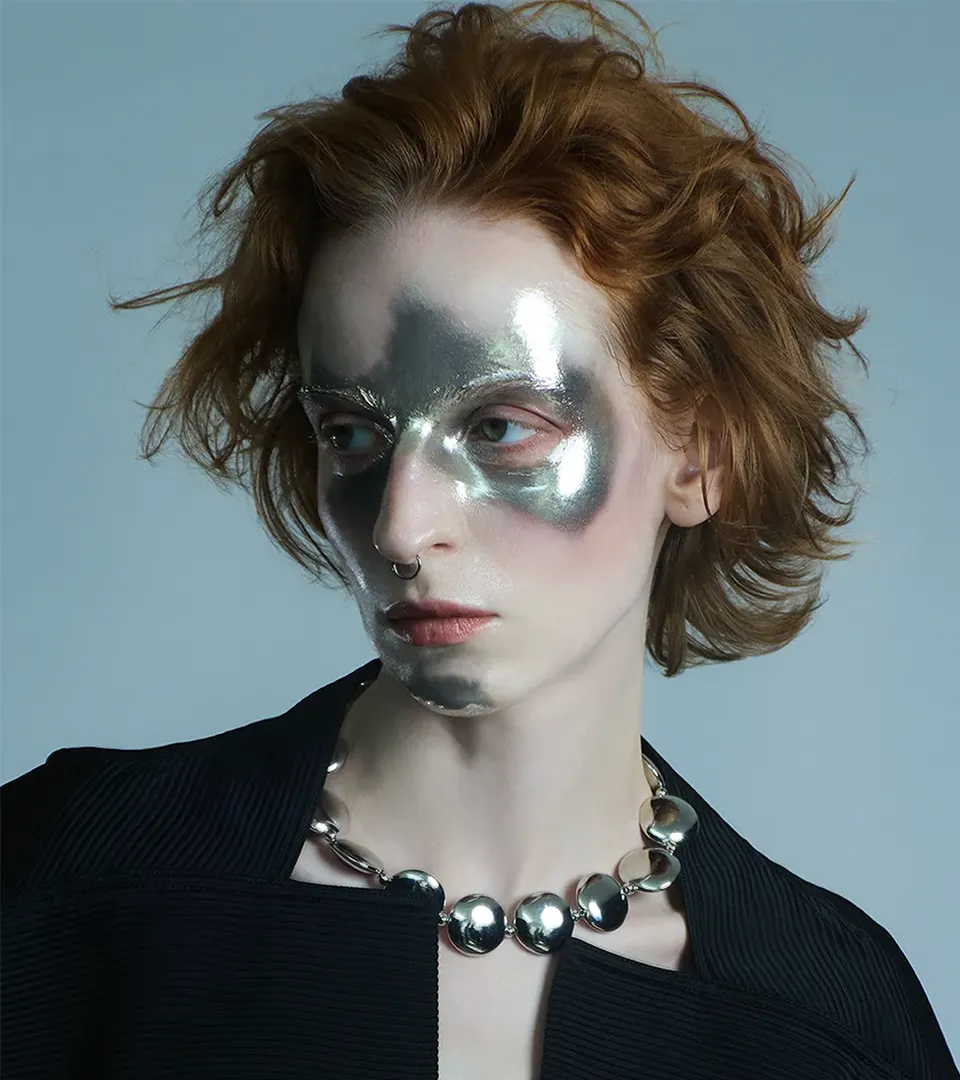 SHE WEARS THE MIRROR